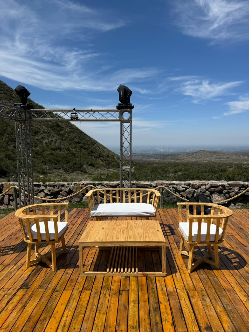 Mesa de madera clara armada para un evento al aire libre